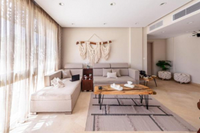 Sunlit & Homey 1 BDR Apt with Pool View & Beach access